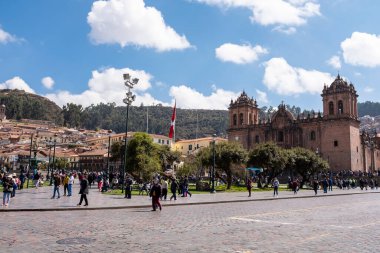 Cusco, Cusco - Peru - 26 Eylül 2021: Peru And Dağları 'ndaki Cuzco şehrinin resmi. İnkalar 'ın başkenti. Andean Peru dağlarında geleneksel evler.