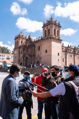 Cusco, Cusco - Peru - 26 Eylül 2021: Cusco ana meydanındaki bir röportajın görüntüleri. And şehri Peru.