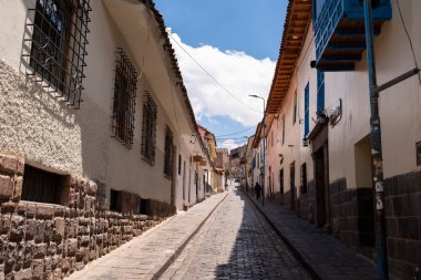 Urubamba, Cusco - Peru - 26 Eylül 2021: Cusco, Peru 'da bir sokak resmi. İnka İmparatorluğu 'nun başkenti. Peru And Dağları 'nda geleneksel sokaklar.