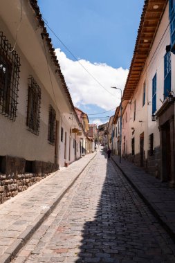 Urubamba, Cusco - Peru - 26 Eylül 2021: Cusco, Peru 'da bir sokak resmi. İnka İmparatorluğu 'nun başkenti. Peru And Dağları 'nda geleneksel sokaklar.