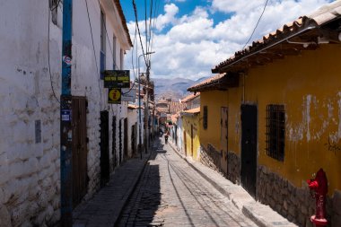 Urubamba, Cusco - Peru - 26 Eylül 2021: Cusco, Peru 'da bir sokak resmi. İnka İmparatorluğu 'nun başkenti. Peru And Dağları 'nda geleneksel sokaklar.