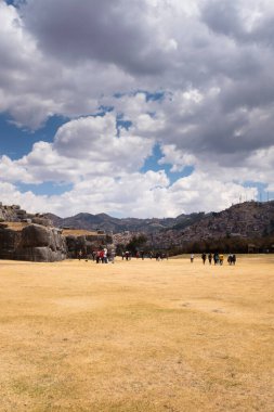 Cusco, Cusco - Peru - 26 Eylül 2021: Sacsaywaman 'ın resmi, Cusco Peru' daki İnkalar tapınağı. Tapınağı ziyaret eden insanlar büyük taşlarla yapılmış..