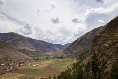 Kutsal Vadi 'nin resmi, Cusco. Peru 'daki en önemli vadilerden biri. Peru And Dağlarındaki Yüksek Dağ Vadisi.