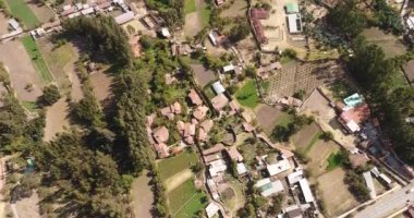 Kutsal Vadi 'nin videosu, Cusco. Peru 'daki en önemli vadilerden biri. Peru And Dağları 'ndaki yüksek dağ vadisi. And sahnesinin hava videosu.