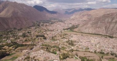 Kutsal Vadi 'nin videosu, Cusco. Peru 'daki en önemli vadilerden biri. Peru And Dağları 'ndaki yüksek dağ vadisi. And sahnesinin hava videosu.