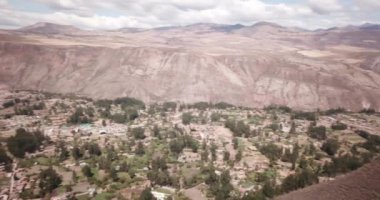 Kutsal Vadi 'nin videosu, Cusco. Peru 'daki en önemli vadilerden biri. Peru And Dağları 'ndaki yüksek dağ vadisi. And sahnesinin hava videosu.