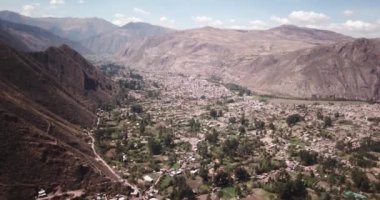 Kutsal Vadi 'nin videosu, Cusco. Peru 'daki en önemli vadilerden biri. Peru And Dağları 'ndaki yüksek dağ vadisi. And sahnesinin hava videosu.