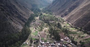 Kutsal Vadi 'nin videosu, Cusco. Peru 'daki en önemli vadilerden biri. Peru And Dağları 'ndaki yüksek dağ vadisi. And sahnesinin hava videosu.