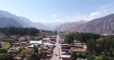 Kutsal Vadi 'nin videosu, Cusco. Peru 'daki en önemli vadilerden biri. Peru And Dağları 'ndaki yüksek dağ vadisi. And sahnesinin hava videosu.