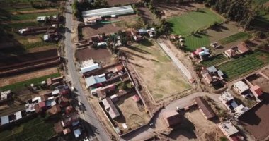 Kutsal Vadi 'nin videosu, Cusco. Peru 'daki en önemli vadilerden biri. Peru And Dağları 'ndaki yüksek dağ vadisi. And sahnesinin hava videosu.