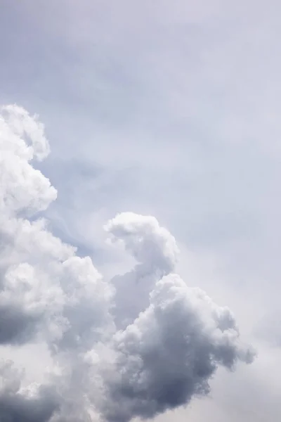 Bir bulut görüntüsü. Gökyüzündeki bulut gibi pamuk. Hava elemanı resmi.