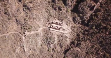 Urubamba Cusco 'daki eski harabelerin klibi. And Dağları 'nın ortasındaki İnka harabeleri.