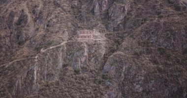 Urubamba Cusco 'daki eski harabelerin klibi. And Dağları 'nın ortasındaki İnka harabeleri.