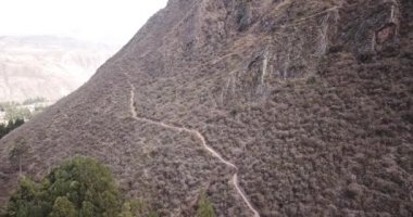 Urubamba Cusco 'daki eski harabelerin klibi. And Dağları 'nın ortasındaki İnka harabeleri.