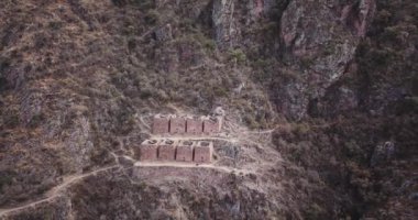 Urubamba Cusco 'daki eski harabelerin klibi. And Dağları 'nın ortasındaki İnka harabeleri.