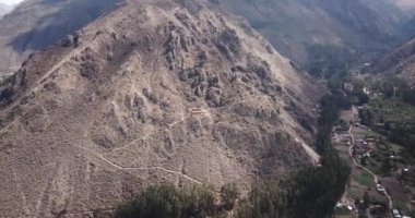 Urubamba Cusco 'daki eski harabelerin klibi. And Dağları 'nın ortasındaki İnka harabeleri.