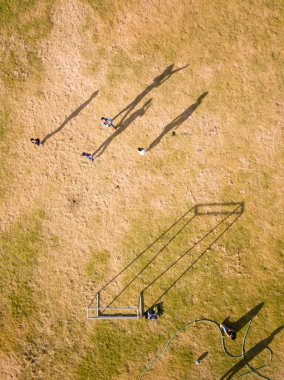 Peru And Dağları 'nın ortasındaki bir futbol sahasının hava görüntüsü. Kırsal kesimde futbol oynayan çocuklar.