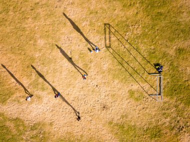 Peru And Dağları 'nın ortasındaki bir futbol sahasının hava görüntüsü. Kırsal kesimde futbol oynayan çocuklar.