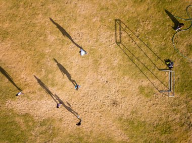 Peru And Dağları 'nın ortasındaki bir futbol sahasının hava görüntüsü. Kırsal kesimde futbol oynayan çocuklar.