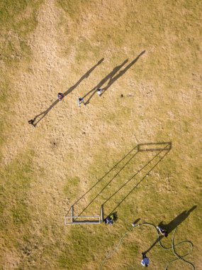 Peru And Dağları 'nın ortasındaki bir futbol sahasının hava görüntüsü. Kırsal kesimde futbol oynayan çocuklar.
