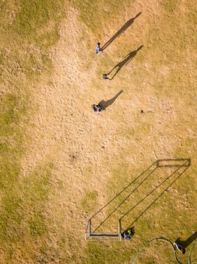 Peru And Dağları 'nın ortasındaki bir futbol sahasının hava görüntüsü. Kırsal kesimde futbol oynayan çocuklar.
