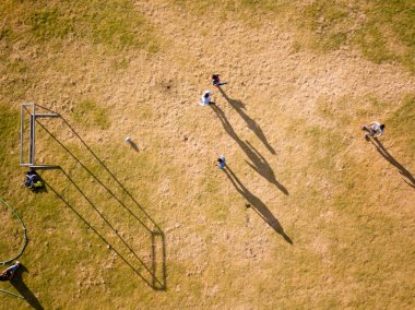 Peru And Dağları 'nın ortasındaki bir futbol sahasının hava görüntüsü. Kırsal kesimde futbol oynayan çocuklar.
