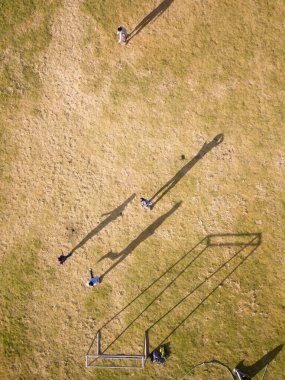 Peru And Dağları 'nın ortasındaki bir futbol sahasının hava görüntüsü. Kırsal kesimde futbol oynayan çocuklar.