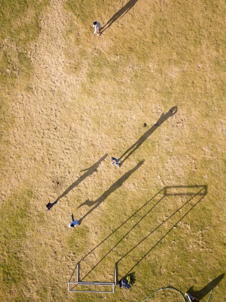 Peru And Dağları 'nın ortasındaki bir futbol sahasının hava görüntüsü. Kırsal kesimde futbol oynayan çocuklar.