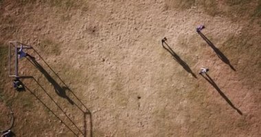 Peru And Dağları 'nın ortasındaki bir futbol sahasının hava videosu. Kırsal kesimde futbol oynayan çocuklar.