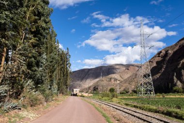 Peru kırsalında bir yol ve tren görüntüsü. Peru And Dağları 'ndaki Kutsal Vadi sahnesinin resmi.