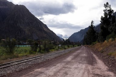 Peru kırsalında bir yol ve tren görüntüsü. Peru And Dağları 'ndaki Kutsal Vadi sahnesinin resmi.