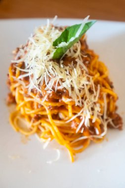 Peru restoranındaki spagueti bolonez resmi. Peru 'da füzyon yiyeceği.