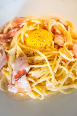 İtalyan geleneksel yemeği Carbonara makarnası. Peru füzyon mutfağı.