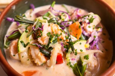 Geleneksel Tayland yemeği karidesli köri. Peru füzyon mutfağı.