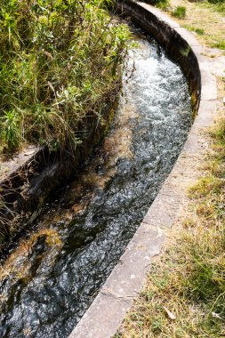Cusco Peru 'daki su kanalı görüntüsü. Tarım için su altyapısı.