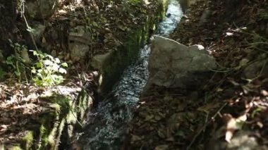 Cusco Peru 'daki su kanalı videosu. Tarım için su altyapısı.