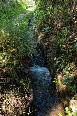 Cusco Peru 'daki su kanalı görüntüsü. Tarım için su altyapısı.