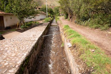 Yucay Peru 'daki su kanalı görüntüsü. İnka döneminden kalma ve hala tarım için işlevsel olan eski inşaat.