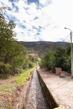 Yucay Peru 'daki su kanalı görüntüsü. İnka döneminden kalma ve hala tarım için işlevsel olan eski inşaat.