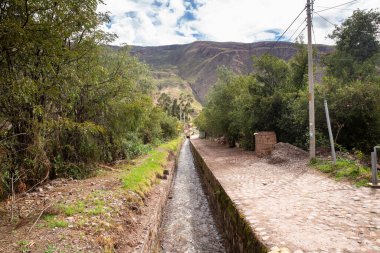 Yucay Peru 'daki su kanalı görüntüsü. İnka döneminden kalma ve hala tarım için işlevsel olan eski inşaat.