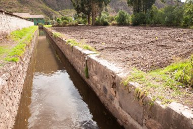 Yucay Peru 'daki su kanalı görüntüsü. İnka döneminden kalma ve hala tarım için işlevsel olan eski inşaat.