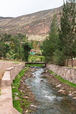  Cusco Peru 'daki nehir kanalı görüntüsü. Tarım için su altyapısı.