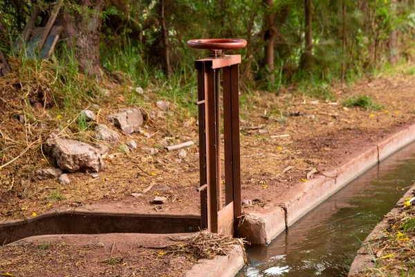 Cusco Peru 'daki su kanalı görüntüsü. Tarım için su altyapısı.