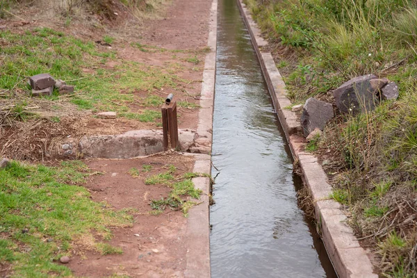 Cusco Peru 'daki su kanalı görüntüsü. Tarım için su altyapısı.