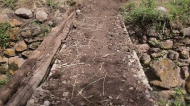 Yucay Peru 'daki su kanalı videosu. İnka döneminden kalma ve hala tarım için işlevsel olan eski inşaat.