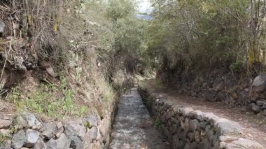 Yucay Peru 'daki su kanalı videosu. İnka döneminden kalma ve hala tarım için işlevsel olan eski inşaat.