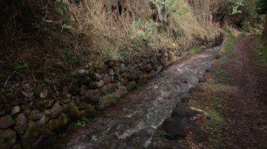 Yucay Peru 'daki su kanalı videosu. İnka döneminden kalma ve hala tarım için işlevsel olan eski inşaat.