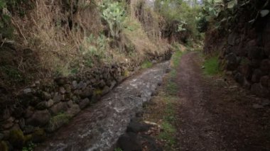 Yucay Peru 'daki su kanalı videosu. İnka döneminden kalma ve hala tarım için işlevsel olan eski inşaat.