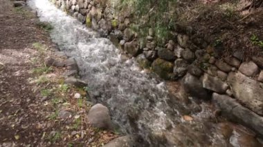 Yucay Peru 'daki su kanalı videosu. İnka döneminden kalma ve hala tarım için işlevsel olan eski inşaat.