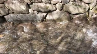 Yucay Peru 'daki su kanalı videosu. İnka döneminden kalma ve hala tarım için işlevsel olan eski inşaat.